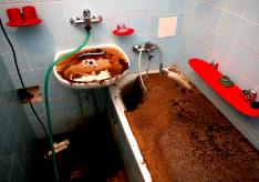 Засор в ванной: средства и способы устранения