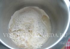 Khachapuri gjord av smördeg med ost