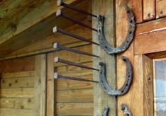 दरवाजे के ऊपर क्या लटकायें?  हम घर में घोड़े की नाल लटकाते हैं।  घोड़े की नाल की सुरक्षात्मक शक्तियां कैसे बढ़ाएं?